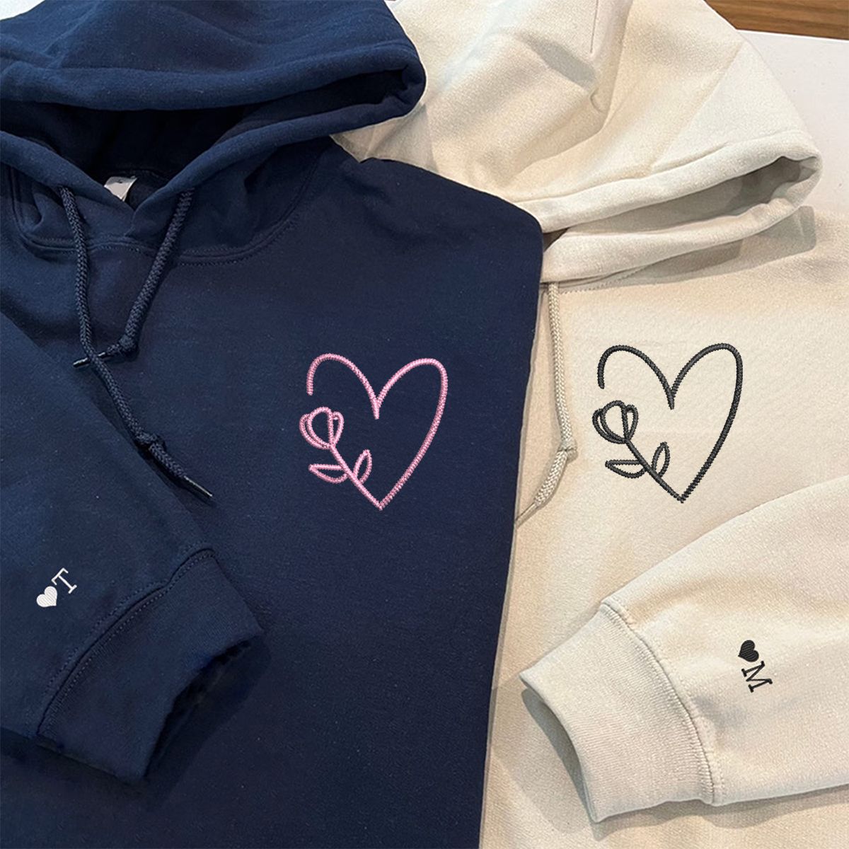 Individuell bestickte Blumenherz-Kapuzenpullover für Paare