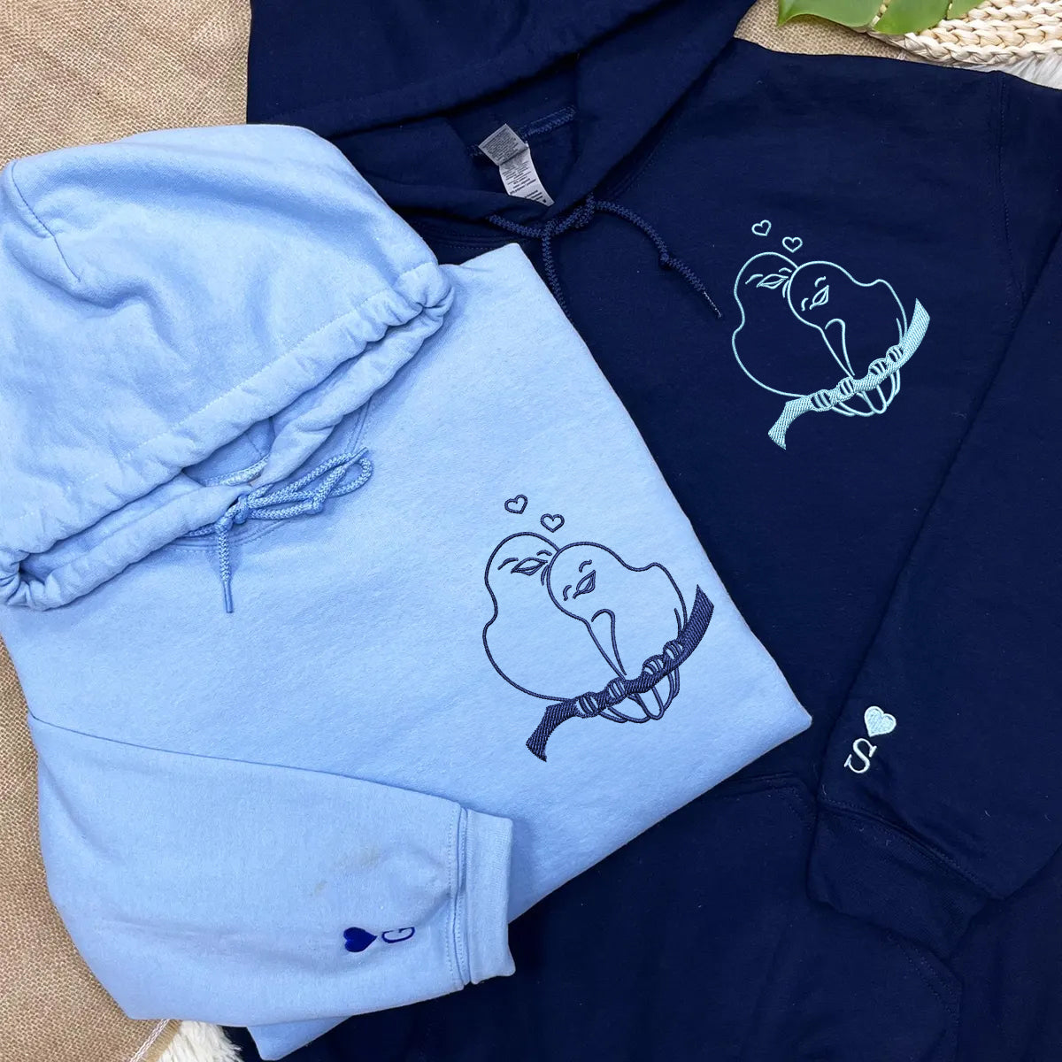 Individuell bestickte verliebte Vögel, passende Hoodies für Paare