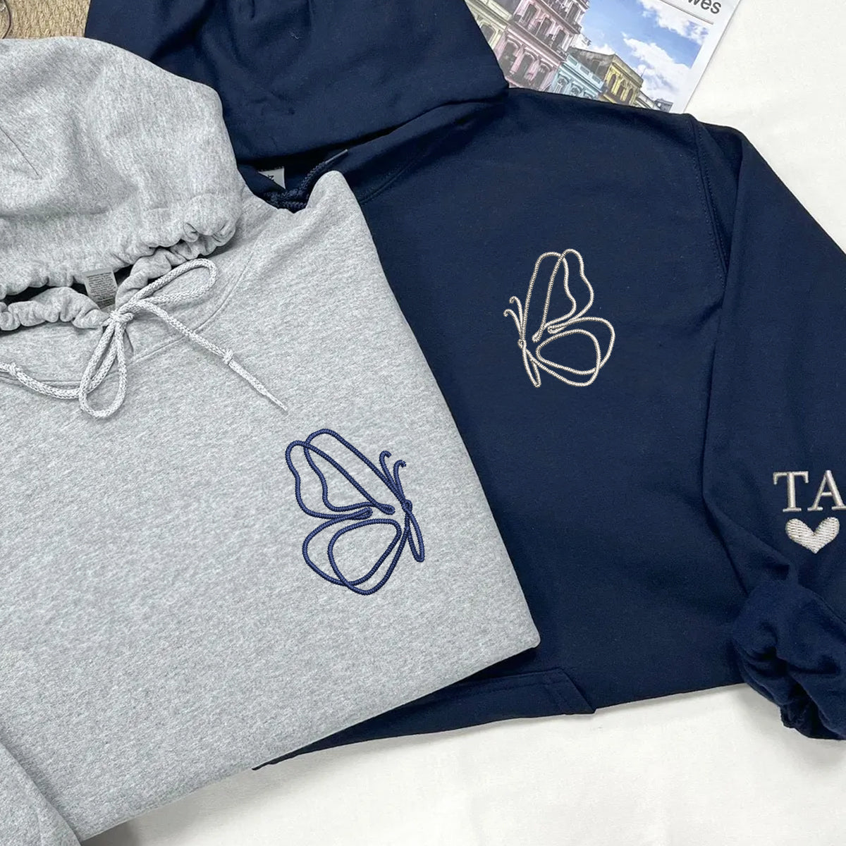 Individuell bestickte Schmetterlings-Kapuzenpullover für Paare