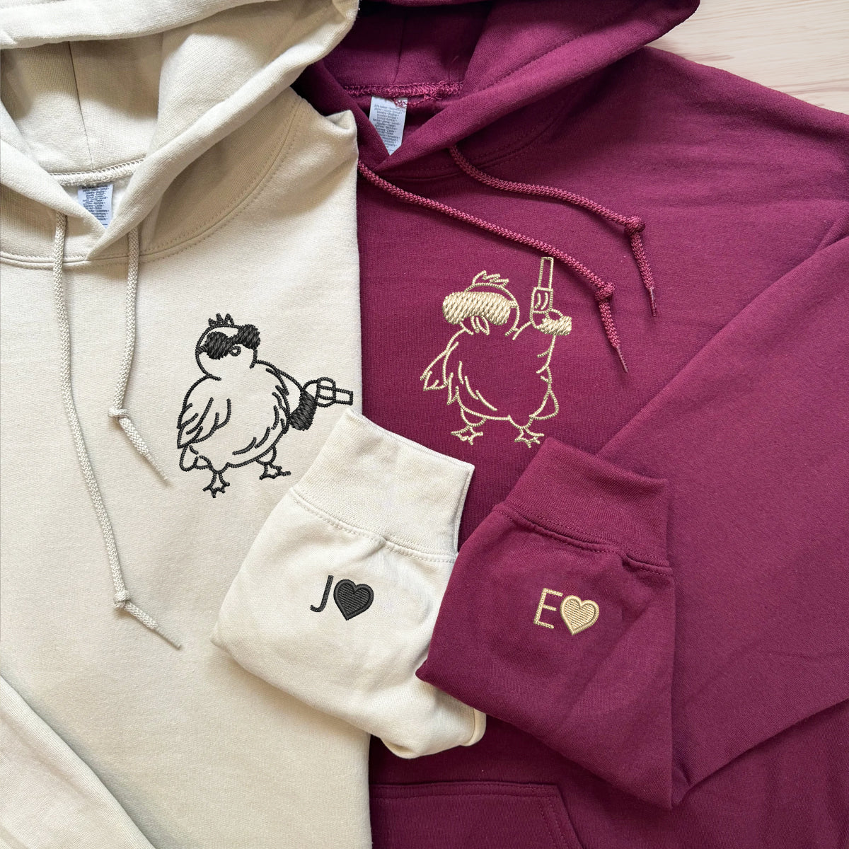 Individuell bestickte Hühner mit Pistole, passende Hoodies für Paare