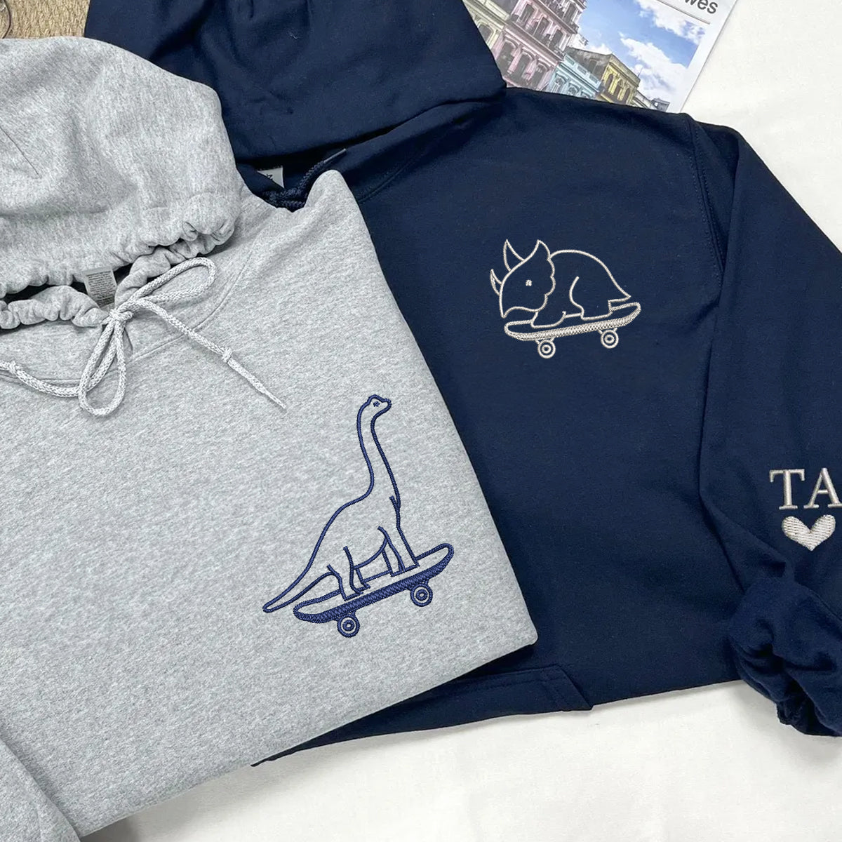 Benutzerdefinierte bestickte süße Dinosaurier Skater passende Hoodies für Paare