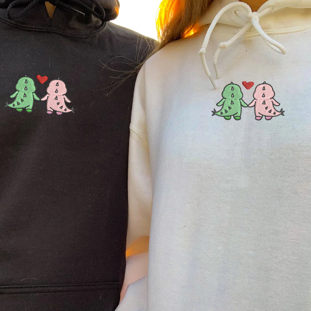 Individuell bestickte Dinosaurier-Paar-Kapuzenpullover für Paare