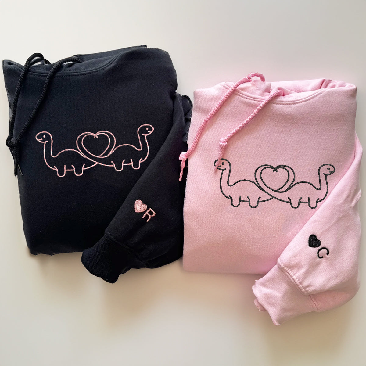 Individuell bestickte Dinosaurier-Kapuzenpullover für Paare