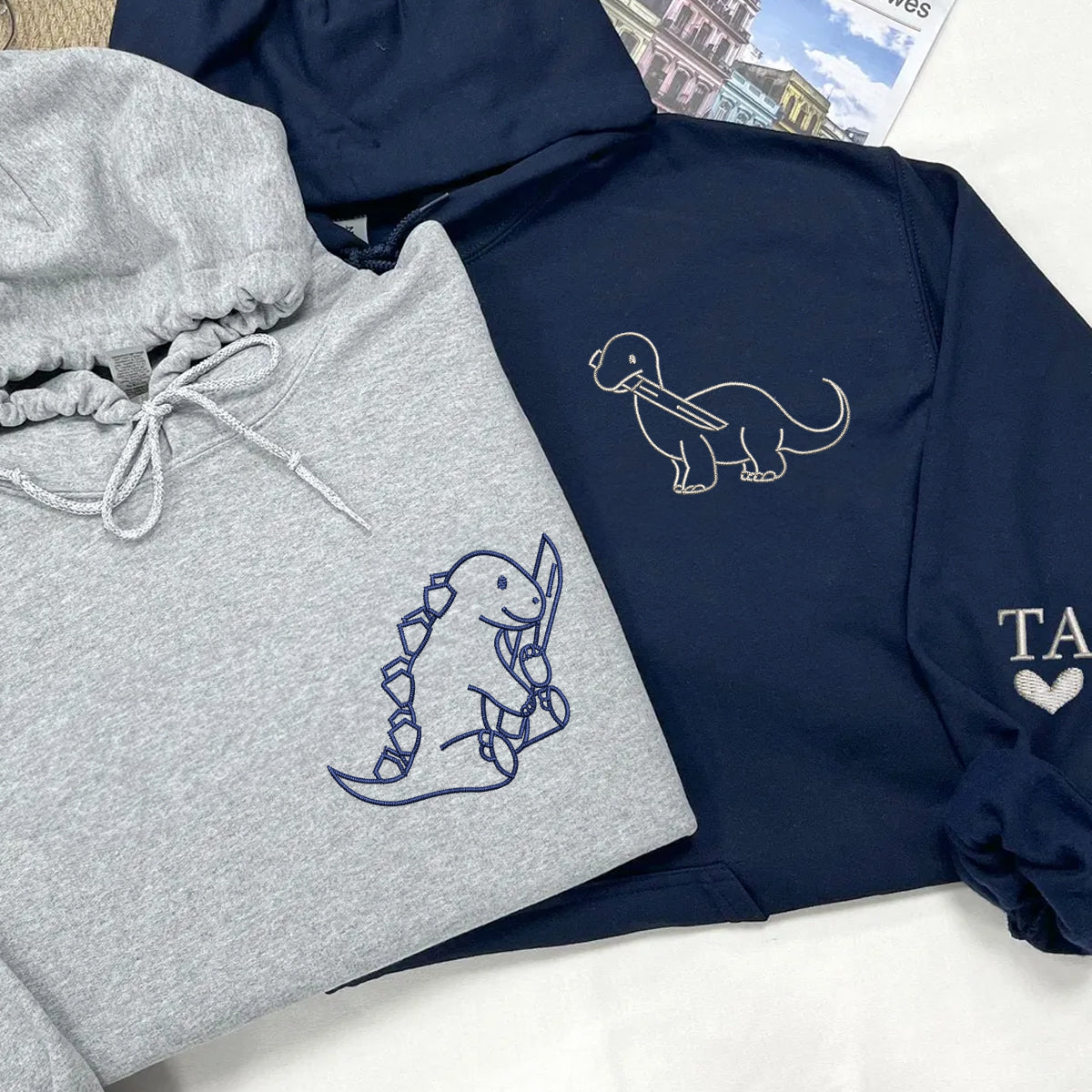 Individuell bestickter Dinosaurier mit Messer, passende Hoodies für Paare