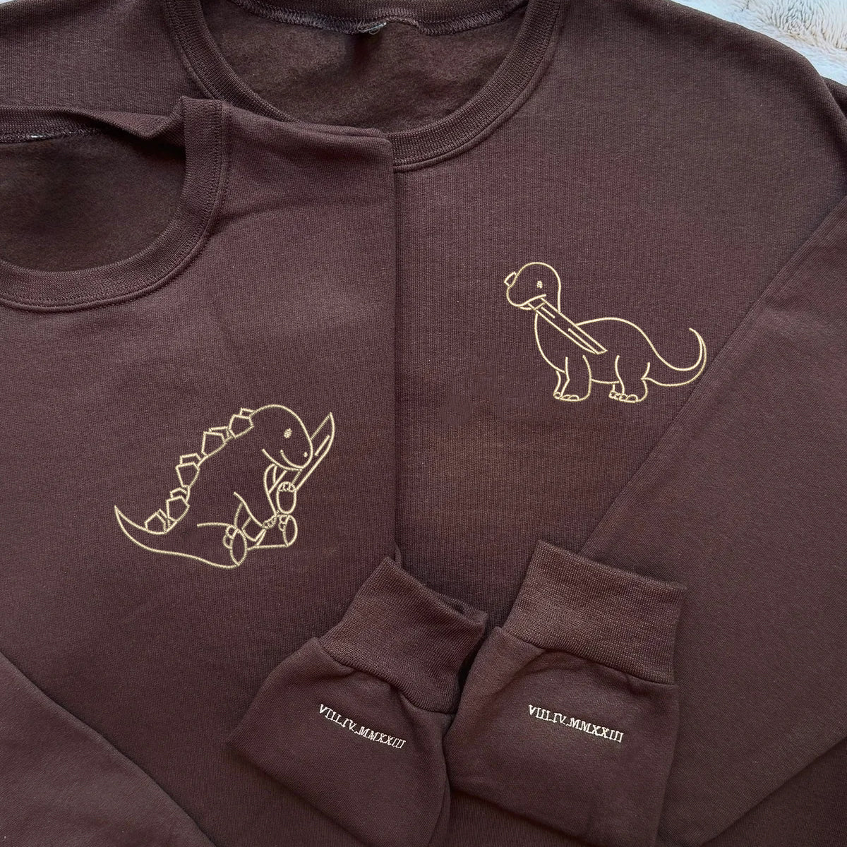 Individuell bestickter Dinosaurier mit Messer, passende Hoodies für Paare