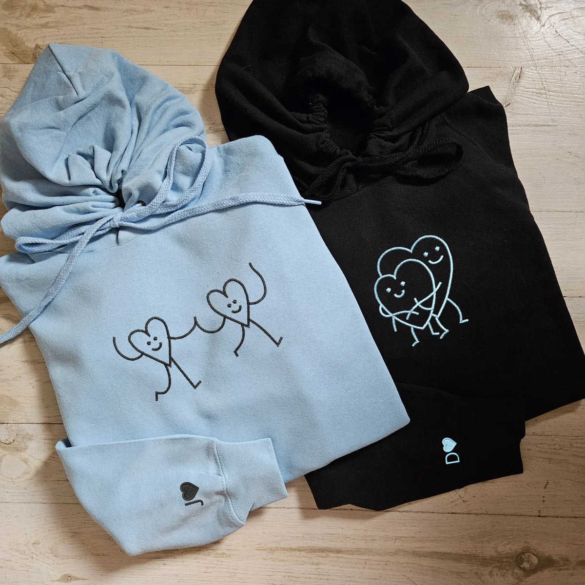 Individuell bestickte Hugging Hearts Passende Hoodies für Paare