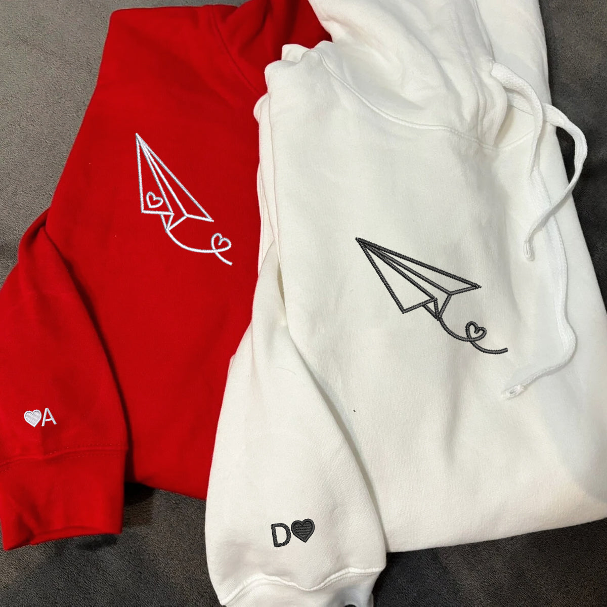 Individuell bestickte Papierflieger-Herzen – passende Hoodies für Paare