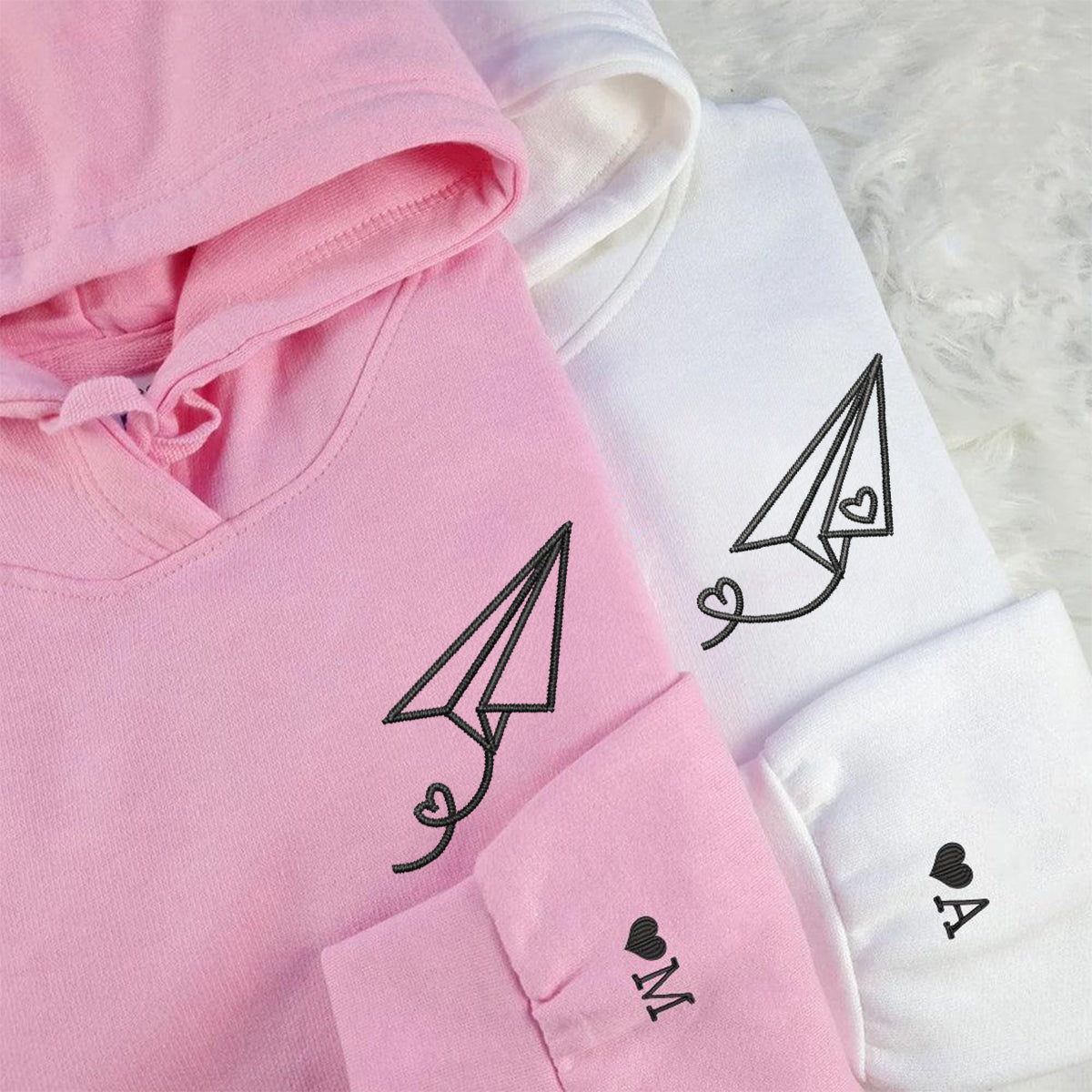 Individuell bestickte Papierflieger-Herzen – passende Hoodies für Paare