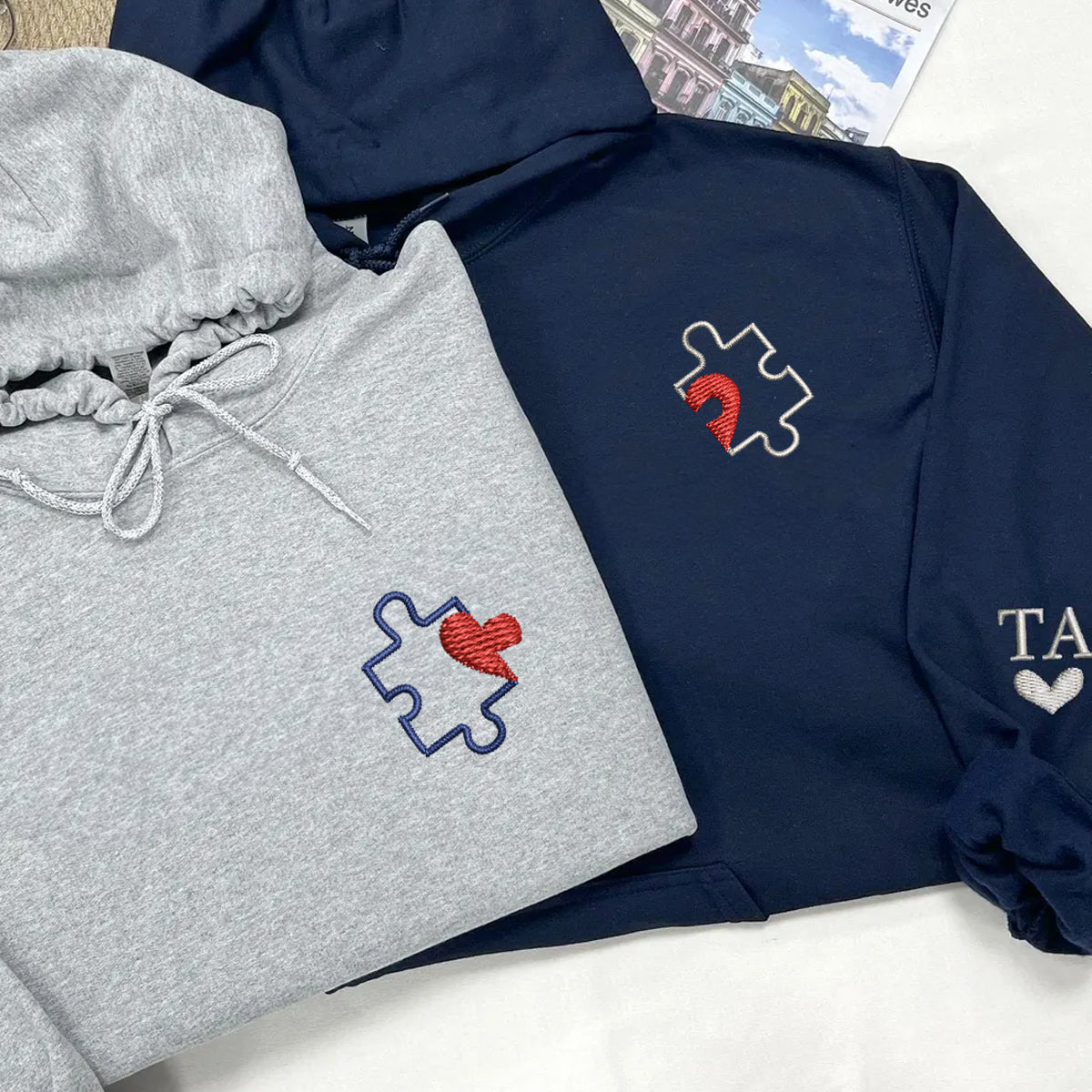 Individuell bestickte Puzzle-Herz-Kapuzenpullover für Paare