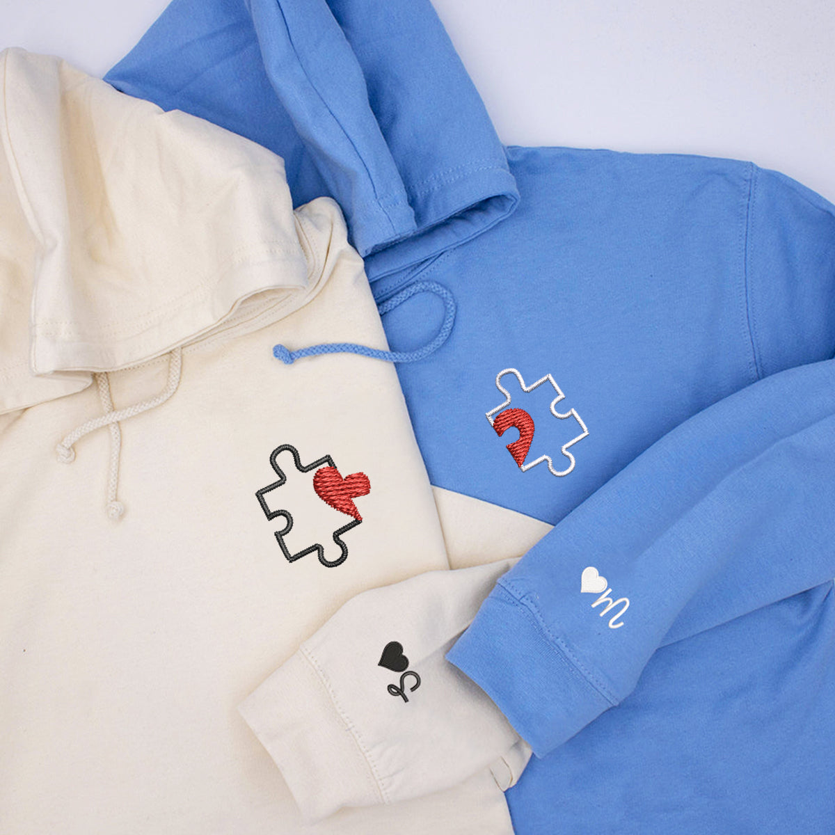 Individuell bestickte Puzzle-Herz-Kapuzenpullover für Paare