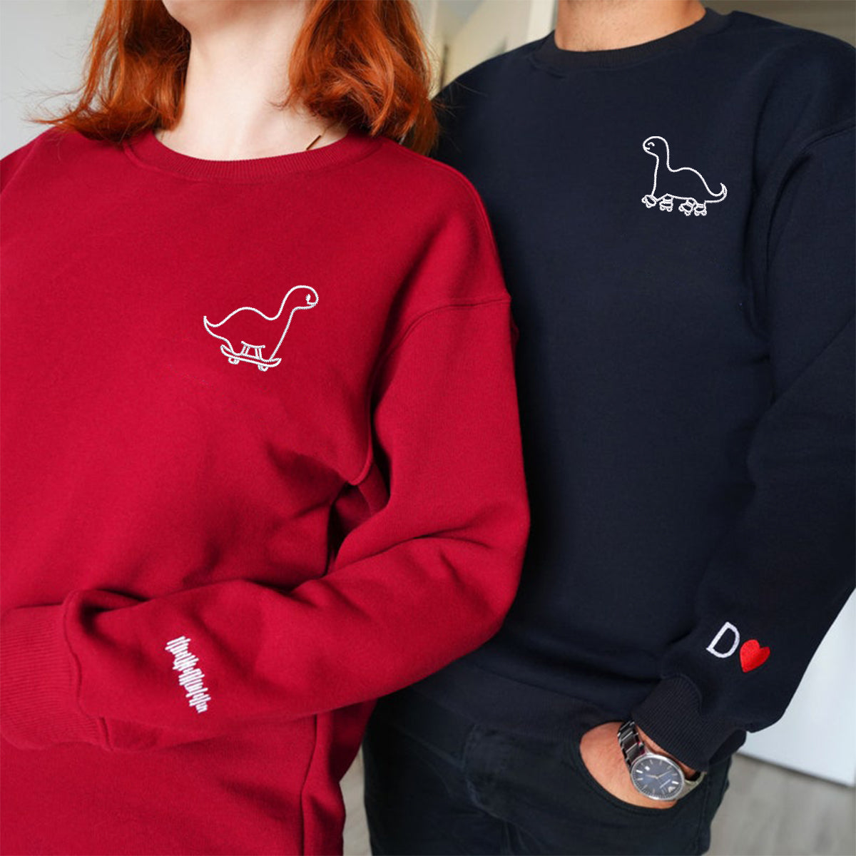 Individuell bestickte Skater-Dino-Kapuzenpullover für Paare