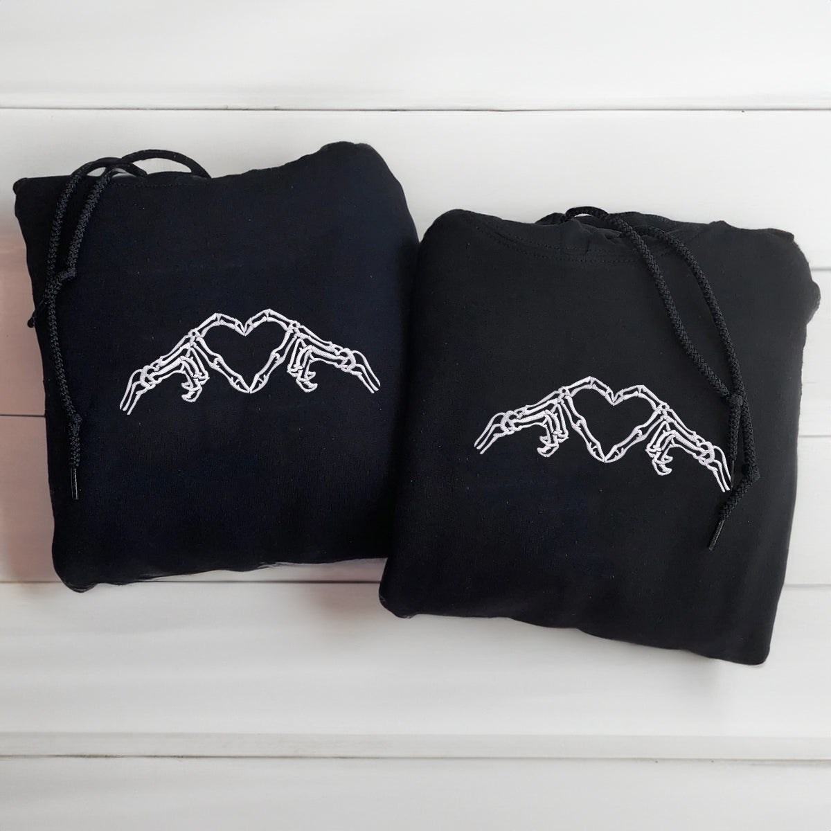 Individuell bestickte Skelett-Herz-Kapuzenpullover mit römischen Ziffern für Paare