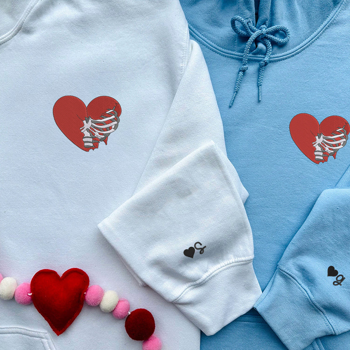 Individuell bestickte Skelett-Rippenherz-Kapuzenpullover für Paare
