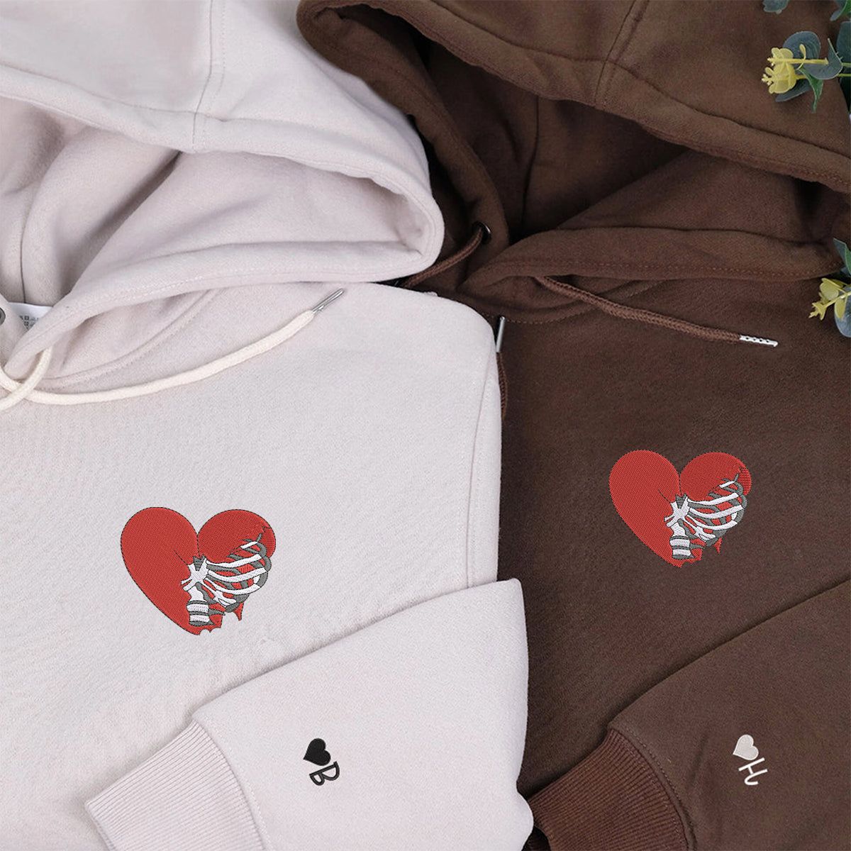Individuell bestickte Skelett-Rippenherz-Kapuzenpullover für Paare