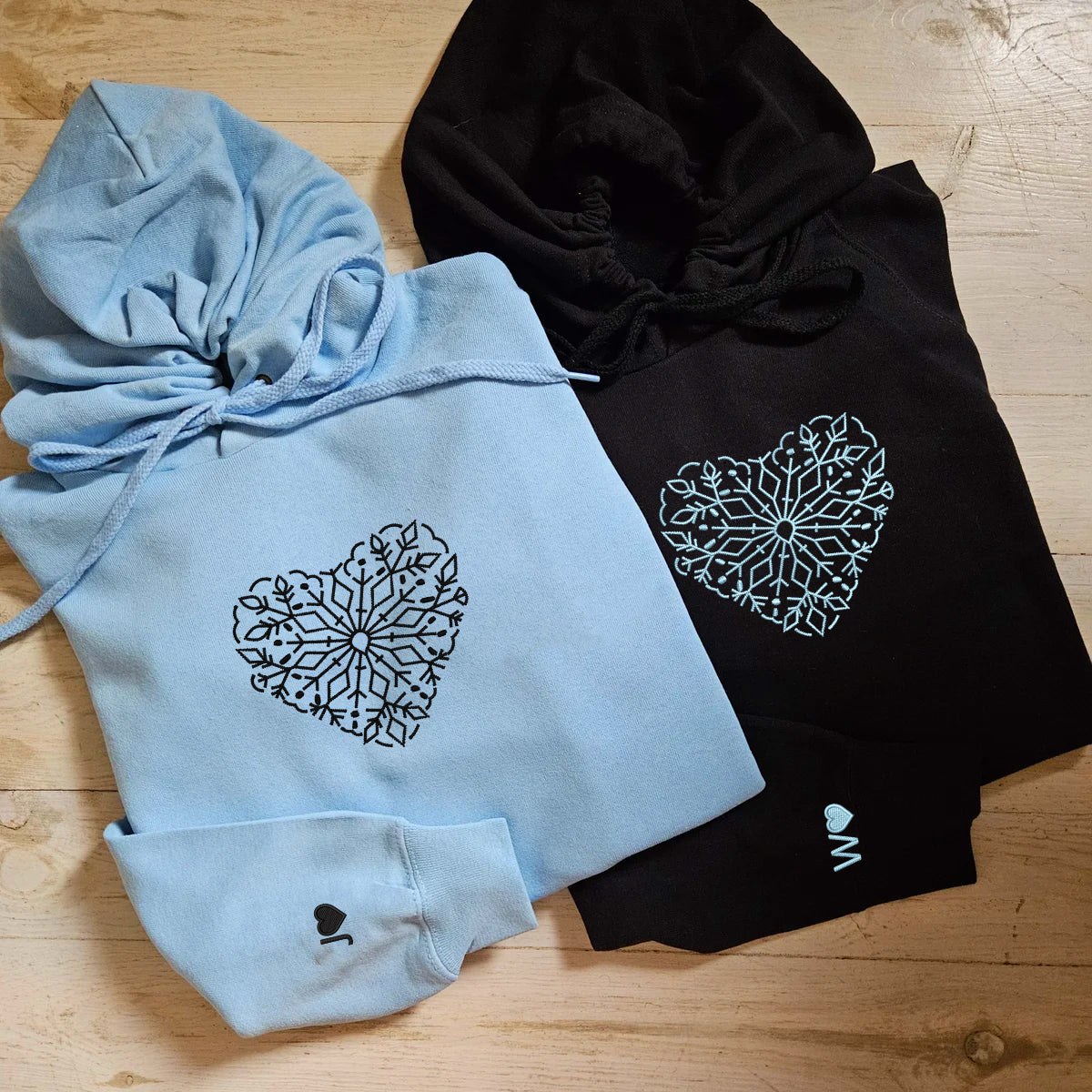 Individuell bestickte Schneeflockenherz-Kapuzenpullover für Paare