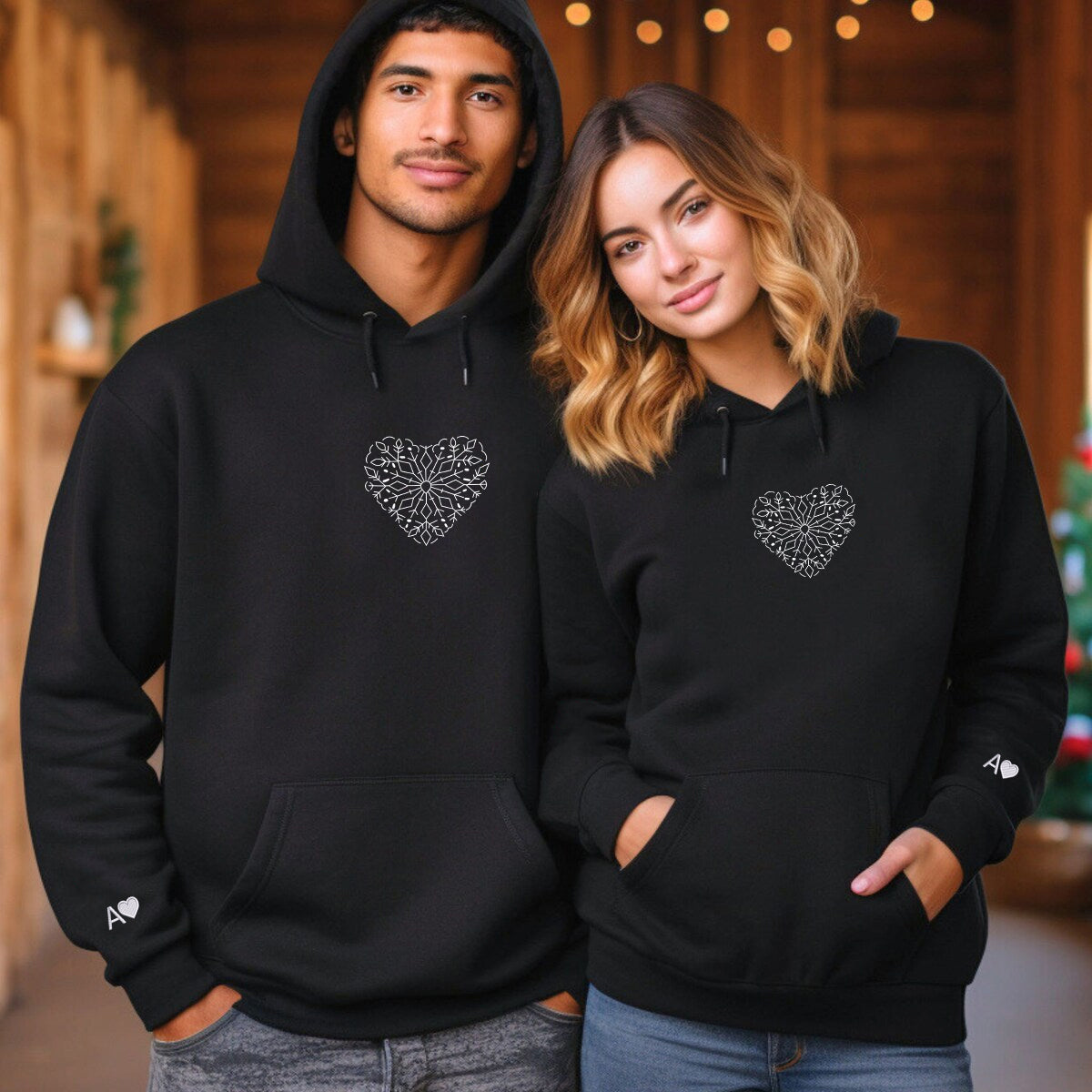 Individuell bestickte Schneeflockenherz-Kapuzenpullover für Paare