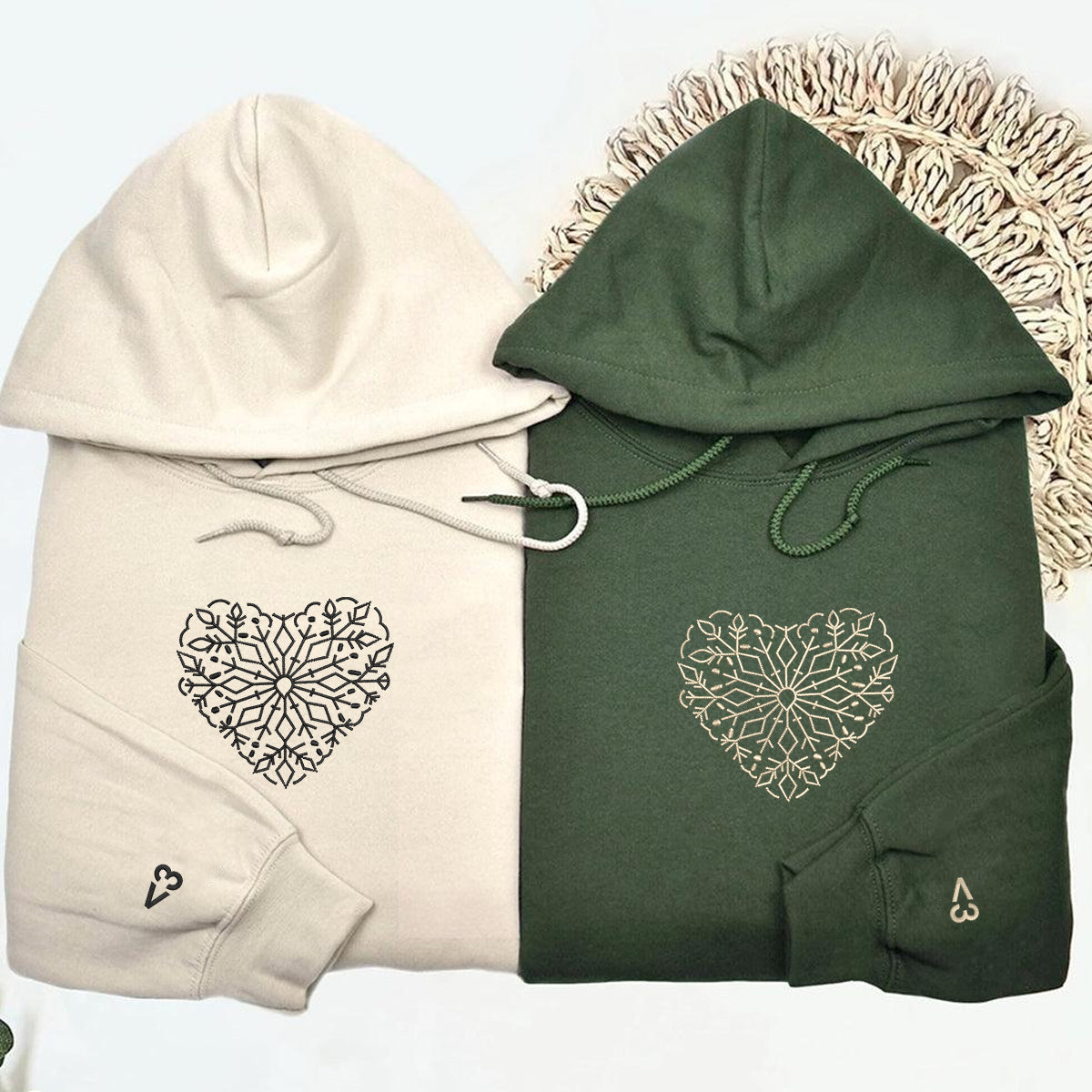 Individuell bestickte Schneeflockenherz-Kapuzenpullover für Paare