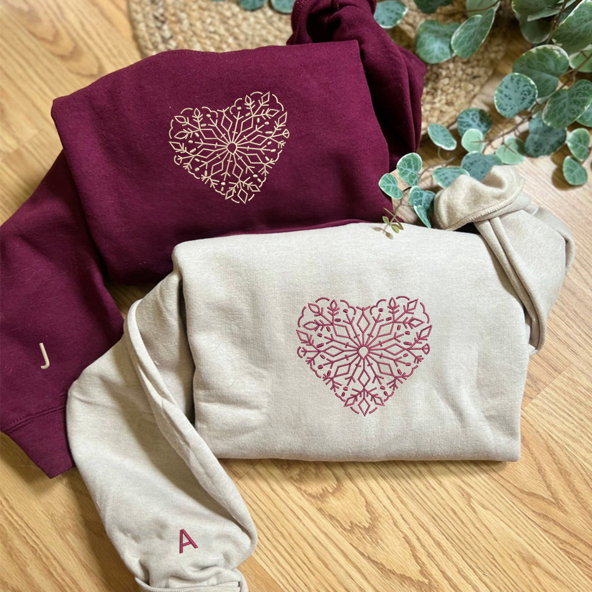 Individuell bestickte Schneeflockenherz-Kapuzenpullover für Paare