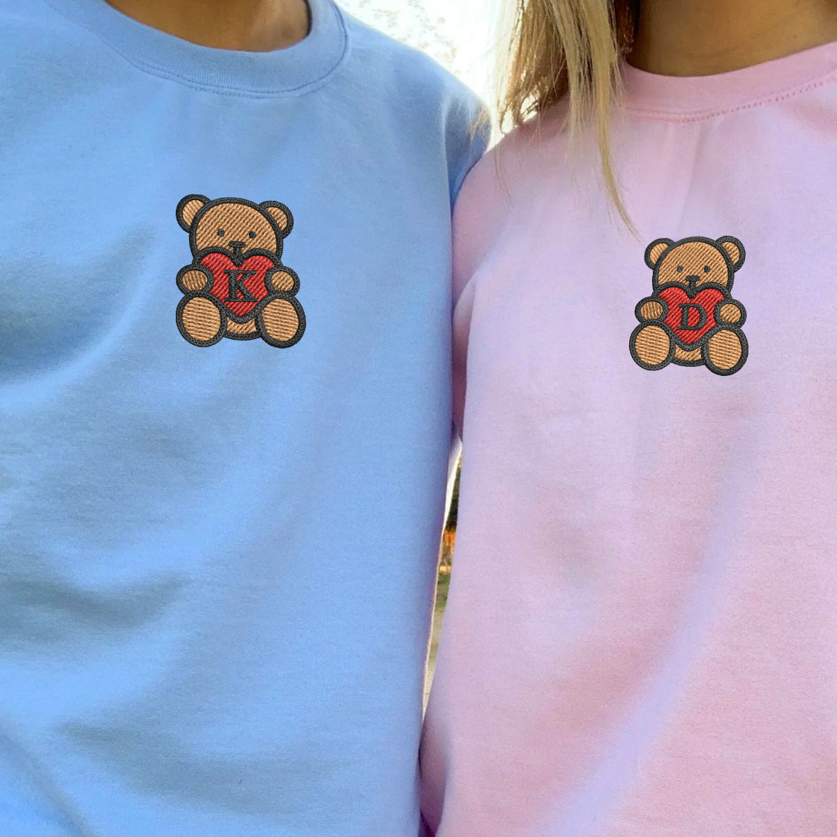 Individuell bestickte Teddybär-Herzen-Kapuzenpullover für Paare