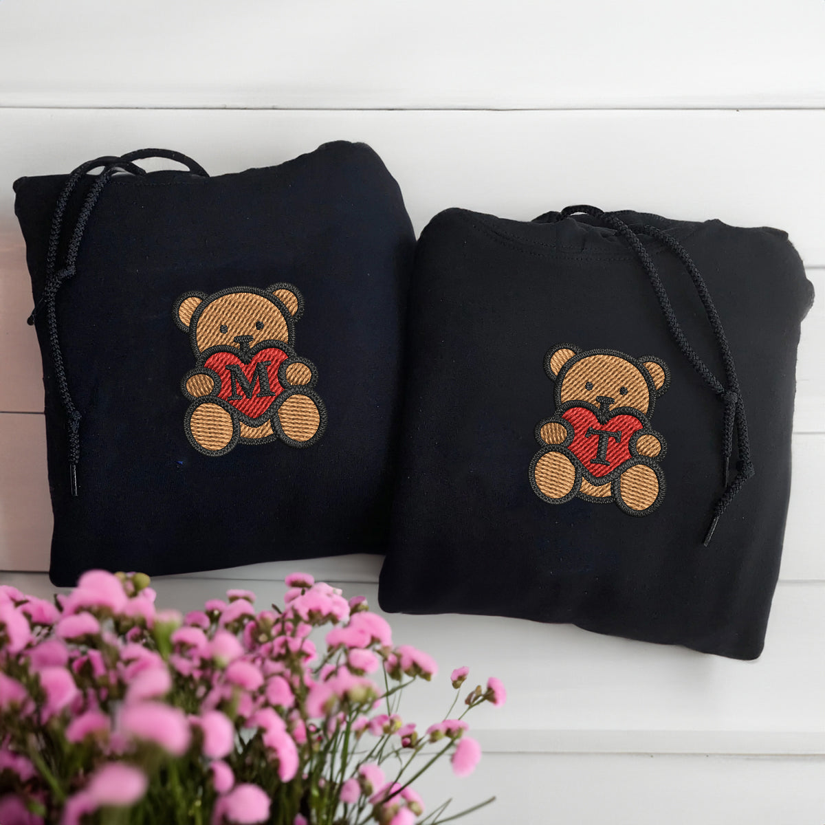 Individuell bestickte Teddybär-Herzen-Kapuzenpullover für Paare