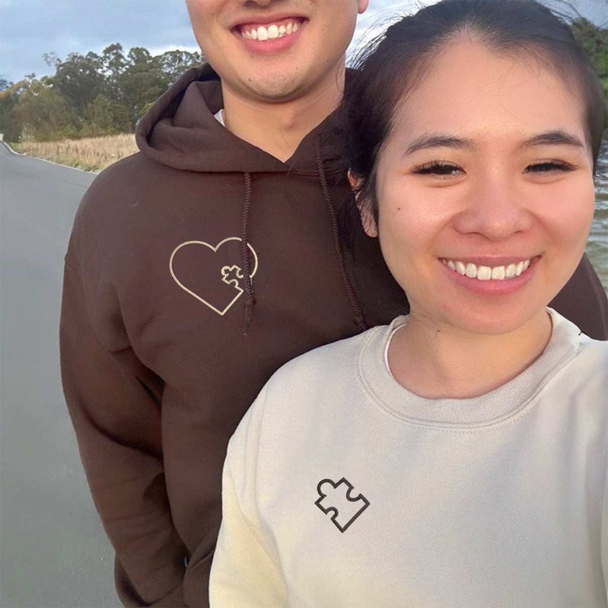 Individuell bestickte „You Complete Me“-Herzpuzzle-Kapuzenpullover für Paare