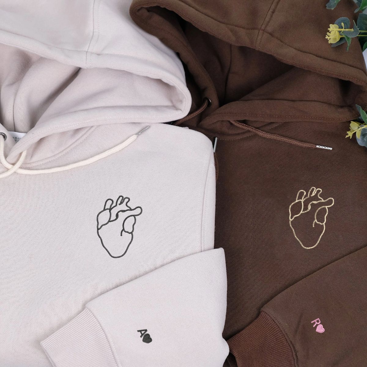 Individuell bestickte anatomische Herz-Kapuzenpullover für Paare