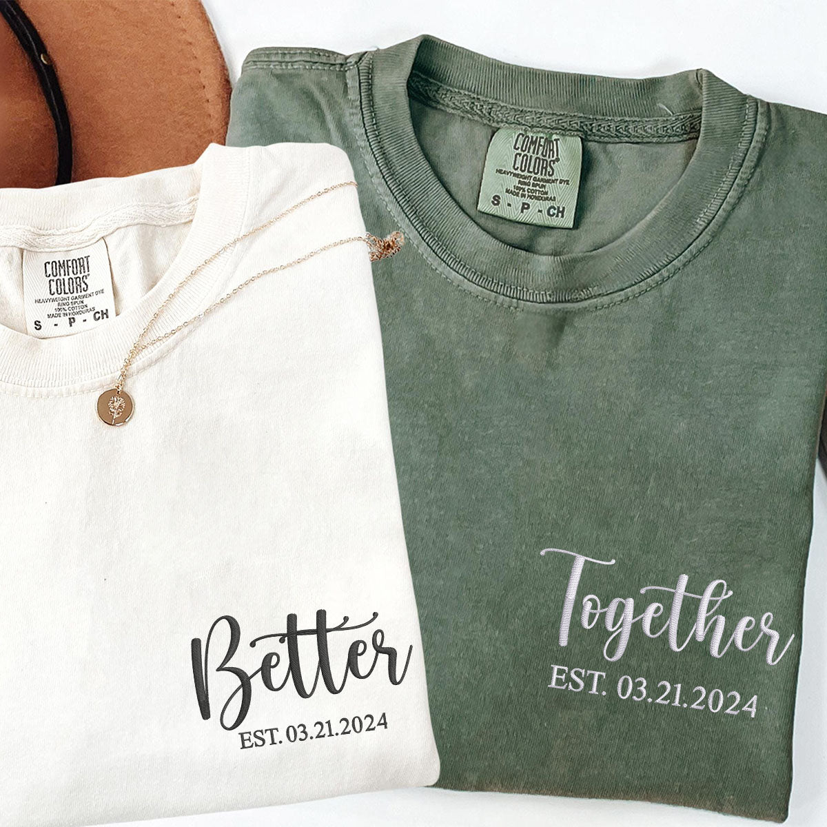 Individuell bestickte „Better Together“-T-Shirts für Paare