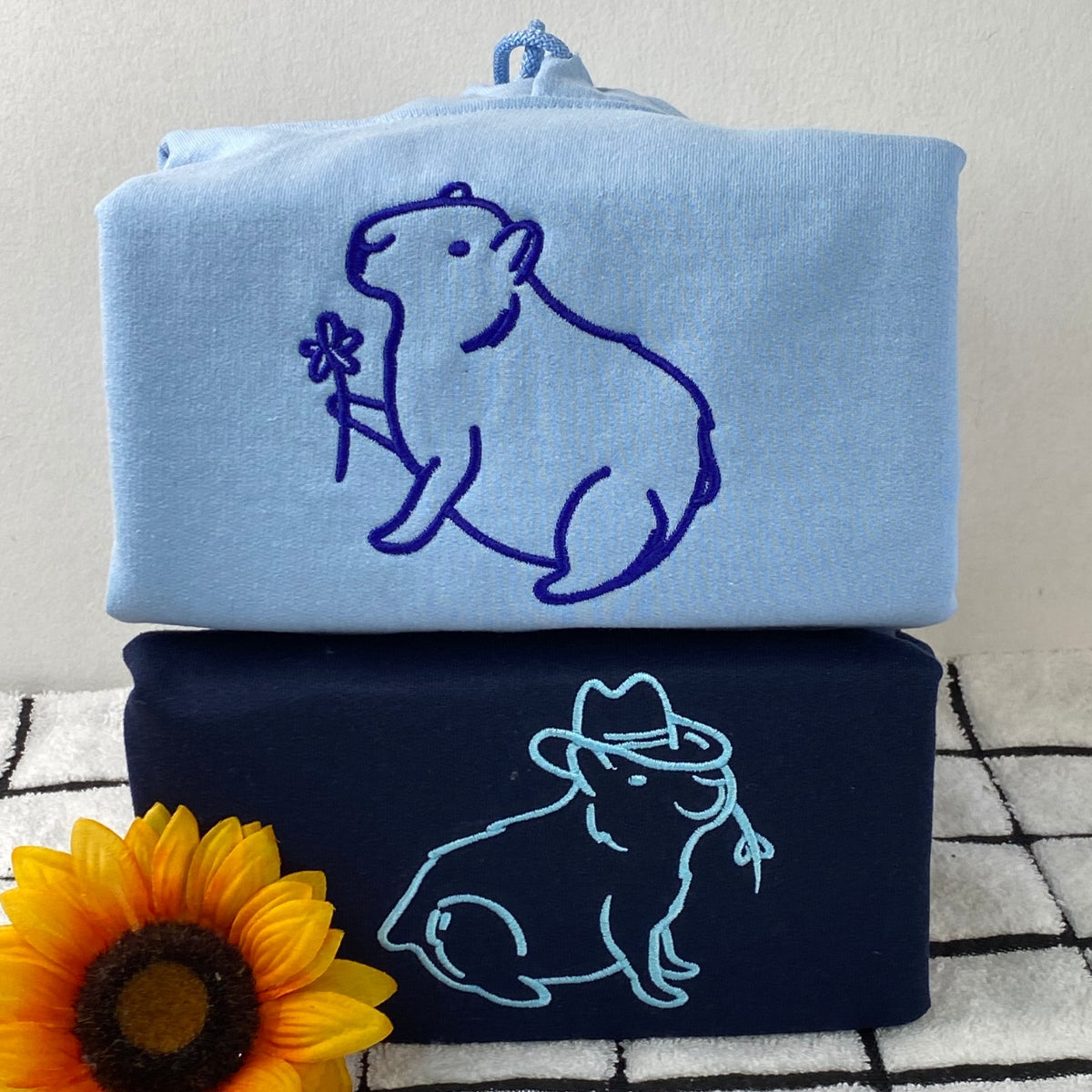 Individuell bestickte Capybara-Kapuzenpullover für Paare