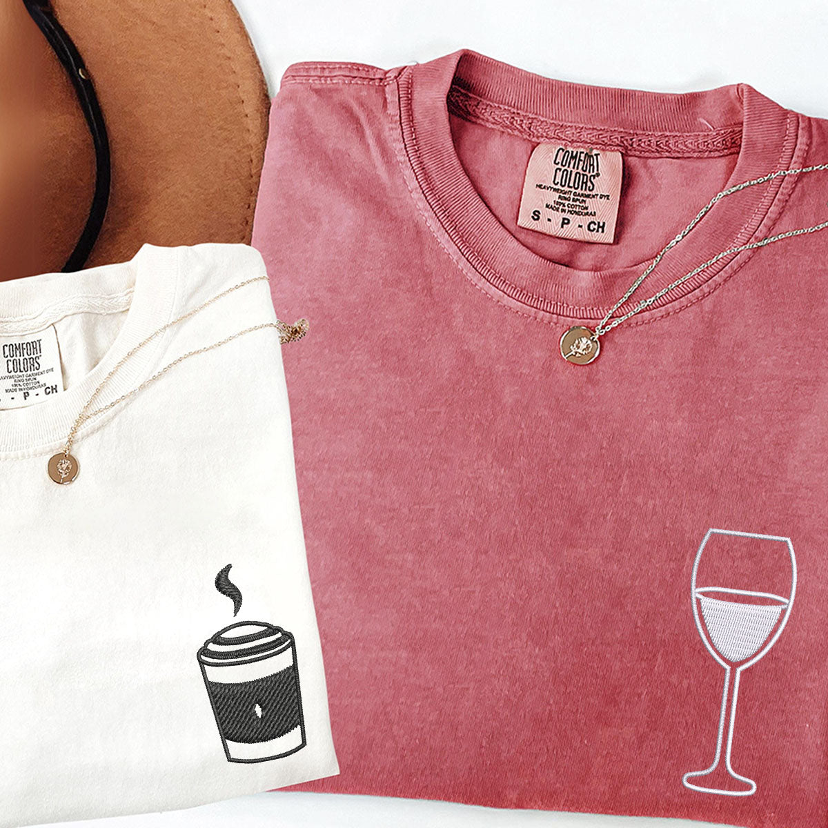 T-shirts personnalisés brodés assortis café et vin pour couples