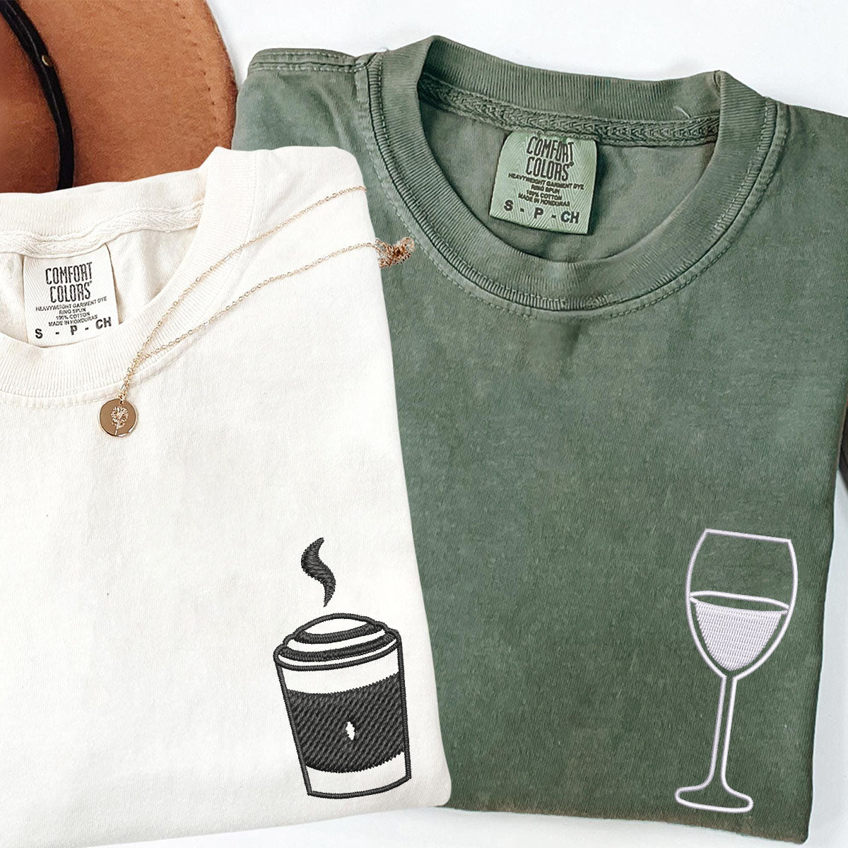 Individuell bestickte Kaffee- und Wein-T-Shirts für Paare