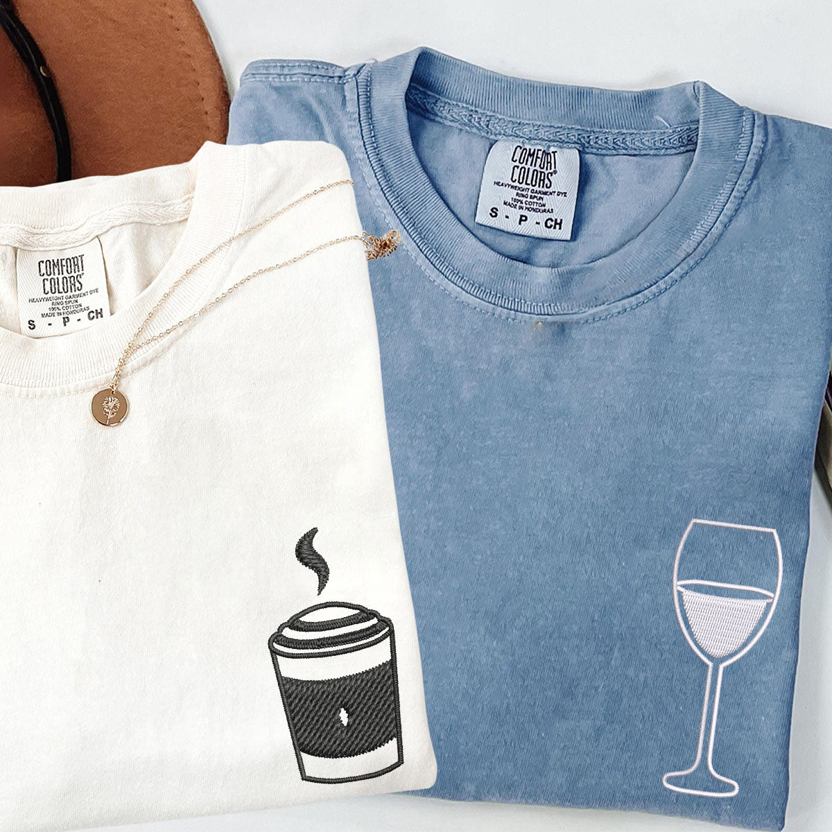 Individuell bestickte Kaffee- und Wein-T-Shirts für Paare