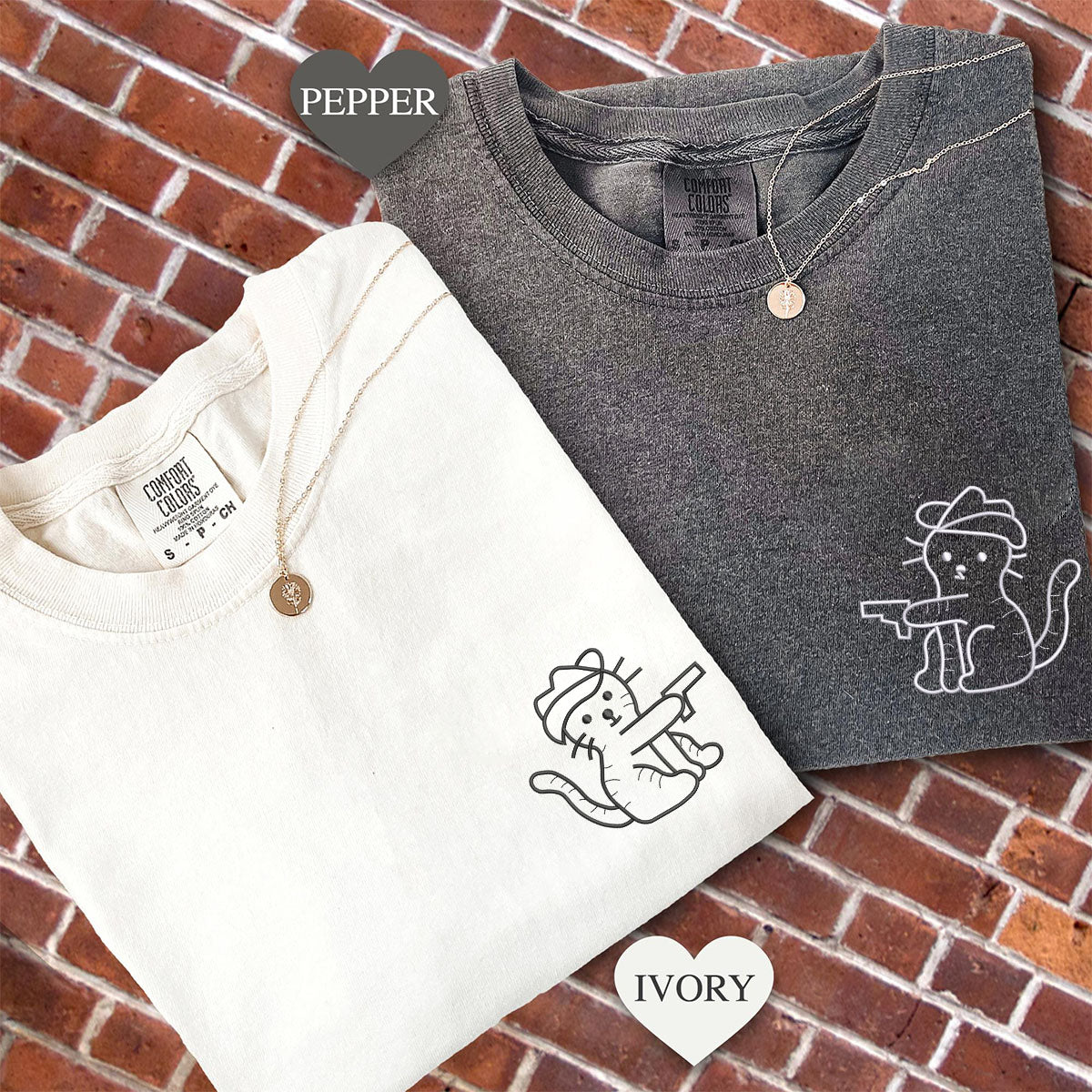 T-shirts assortis brodés personnalisés avec des fusils de cowboy et des chats pour couples