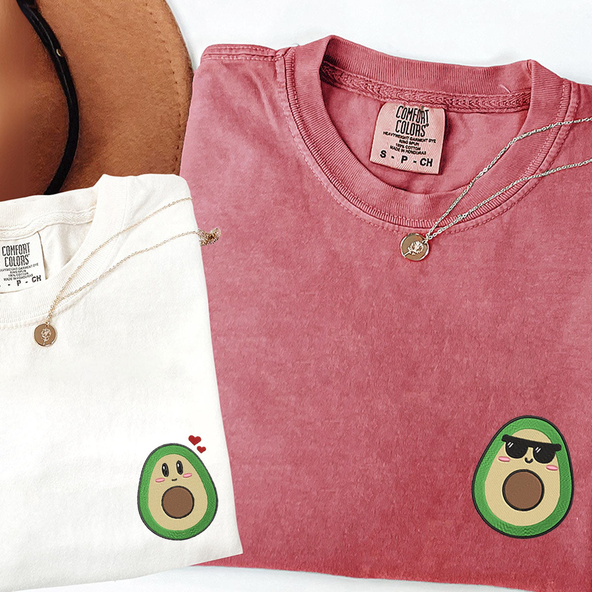 T-shirts assortis personnalisés brodés avec un joli motif avocat pour les couples