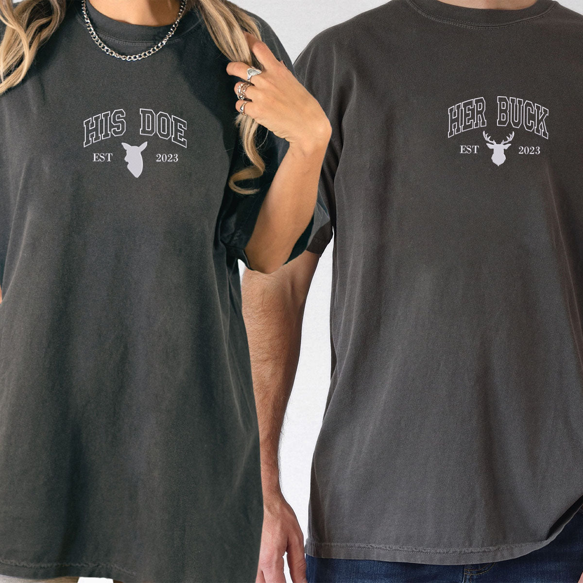 T-shirts personnalisés brodés « Doe Buck Est Year » assortis pour couples