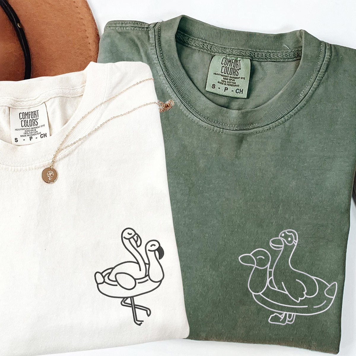 T-shirts assortis personnalisés avec bouées brodées en forme de canard et de flamant rose pour couples