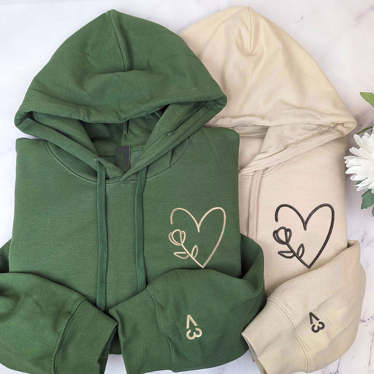 Individuell bestickte Blumenherz-Kapuzenpullover für Paare