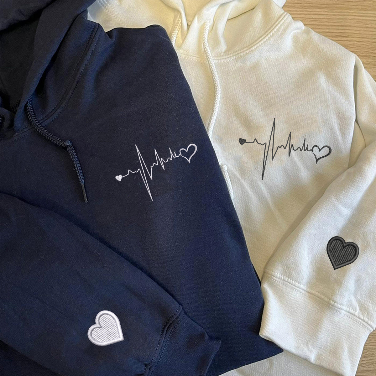 Individuell bestickte Herzschlag-Kapuzenpullover für Paare