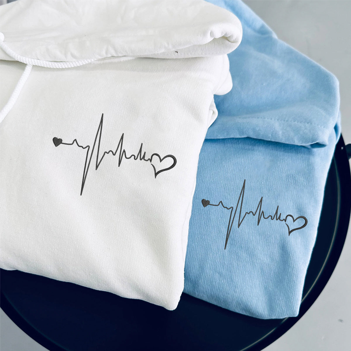 Individuell bestickte Herzschlag-Kapuzenpullover für Paare