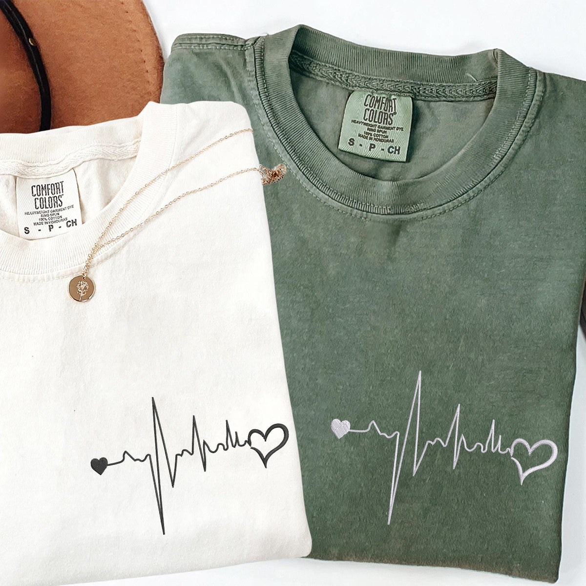 Individuell bestickte Herzschlag-T-Shirts für Paare