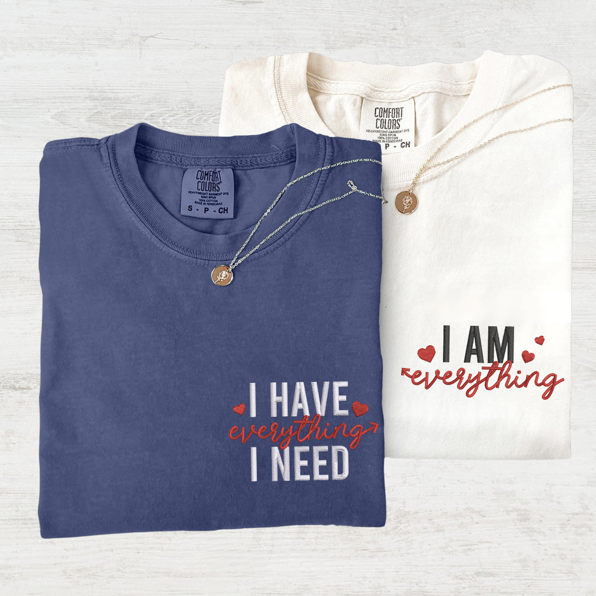 Individuell bestickte T-Shirts mit der Aufschrift „I Have Everything I Need I Am Everything“ für Paare