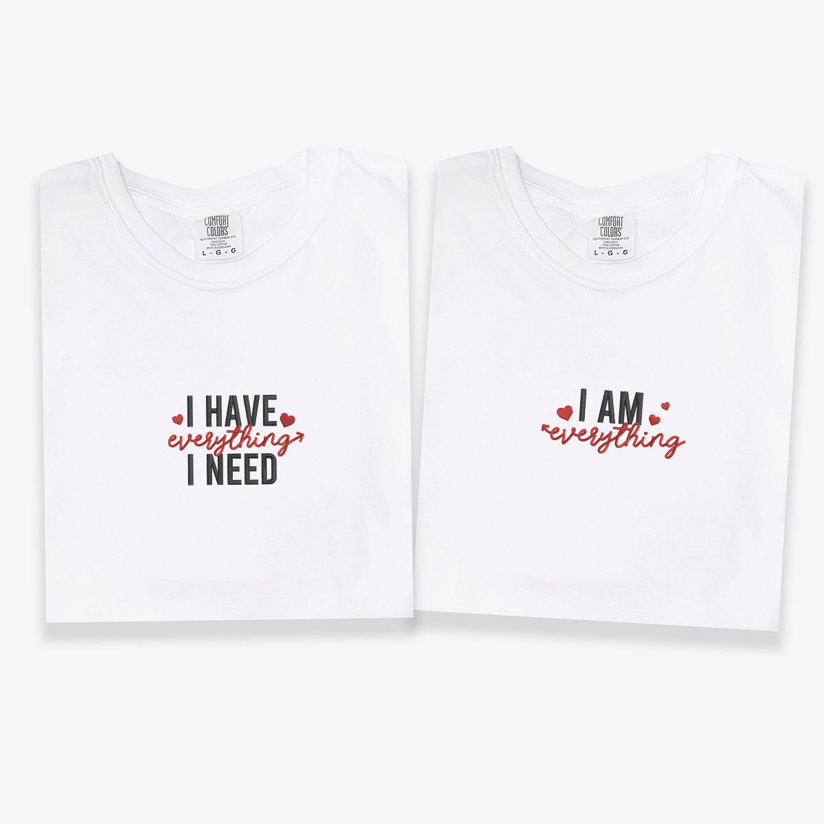 Individuell bestickte T-Shirts mit der Aufschrift „I Have Everything I Need I Am Everything“ für Paare