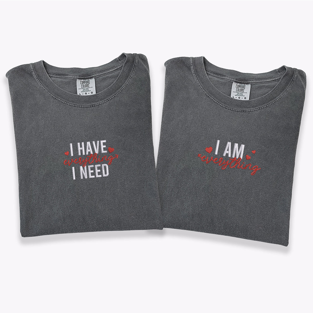 Individuell bestickte T-Shirts mit der Aufschrift „I Have Everything I Need I Am Everything“ für Paare