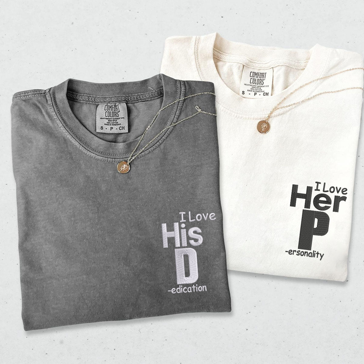 Individuell bestickte T-Shirts mit der Aufschrift „I Love His Dedication“ für Paare