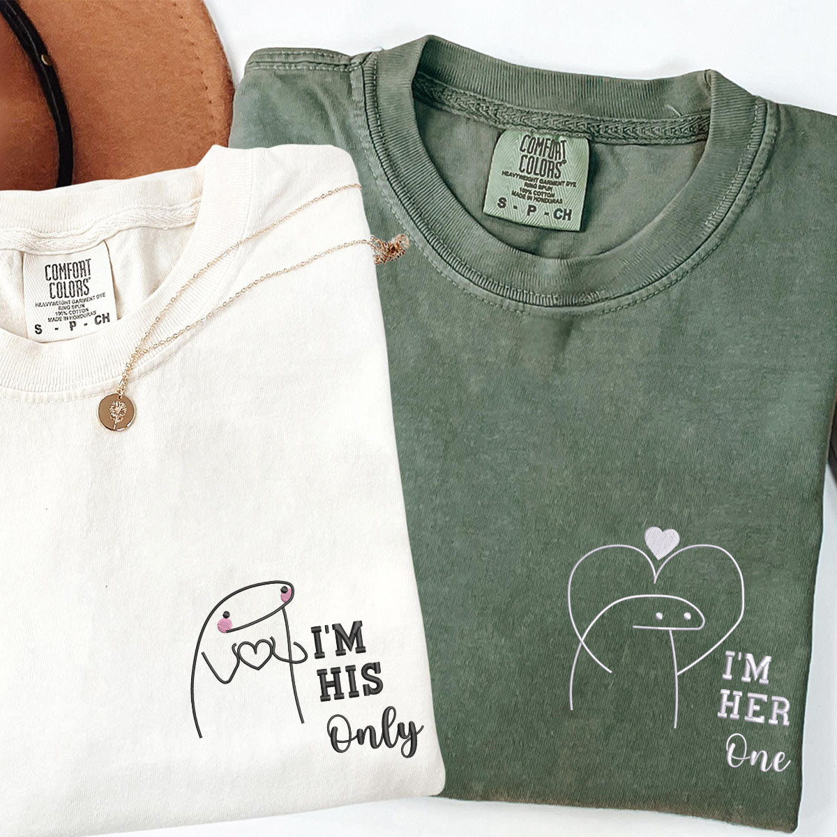 Individuell bestickte T-Shirts mit der Aufschrift „I'm Her One I'm His Only“ für Paare