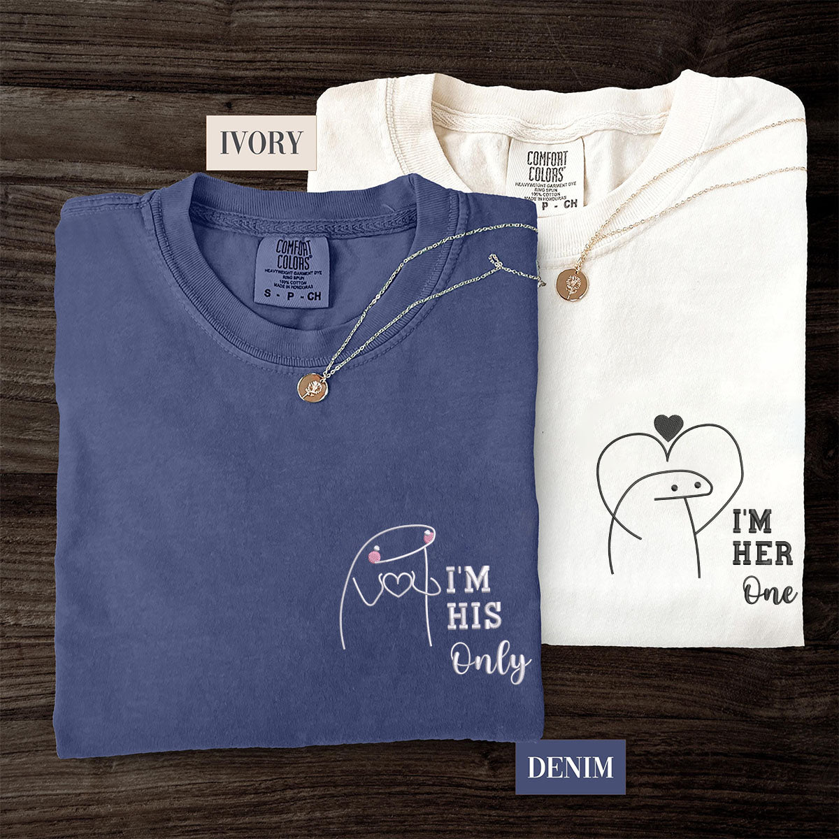 Individuell bestickte T-Shirts mit der Aufschrift „I'm Her One I'm His Only“ für Paare