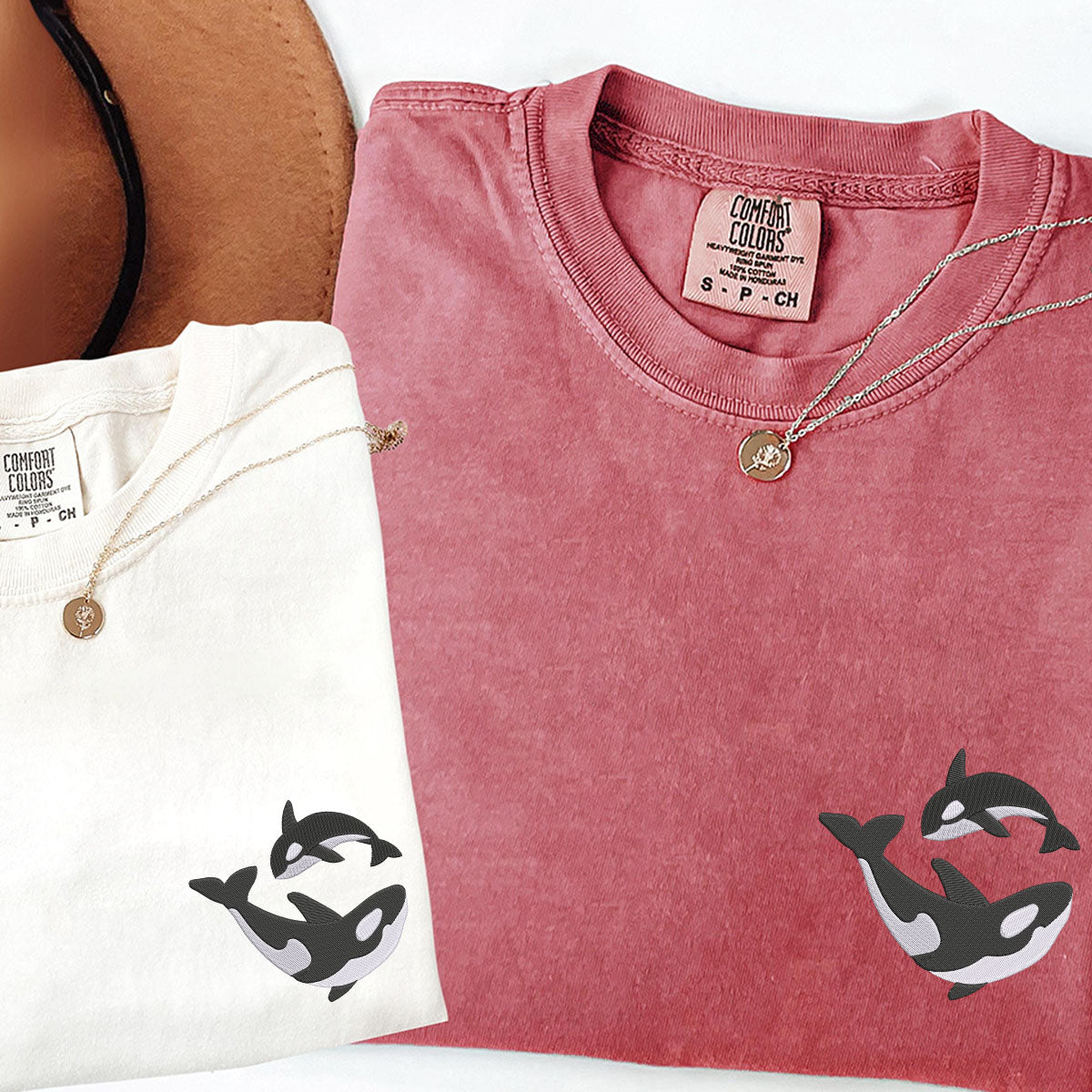 T-shirts assortis personnalisés avec motif d'épaulard brodé pour couples