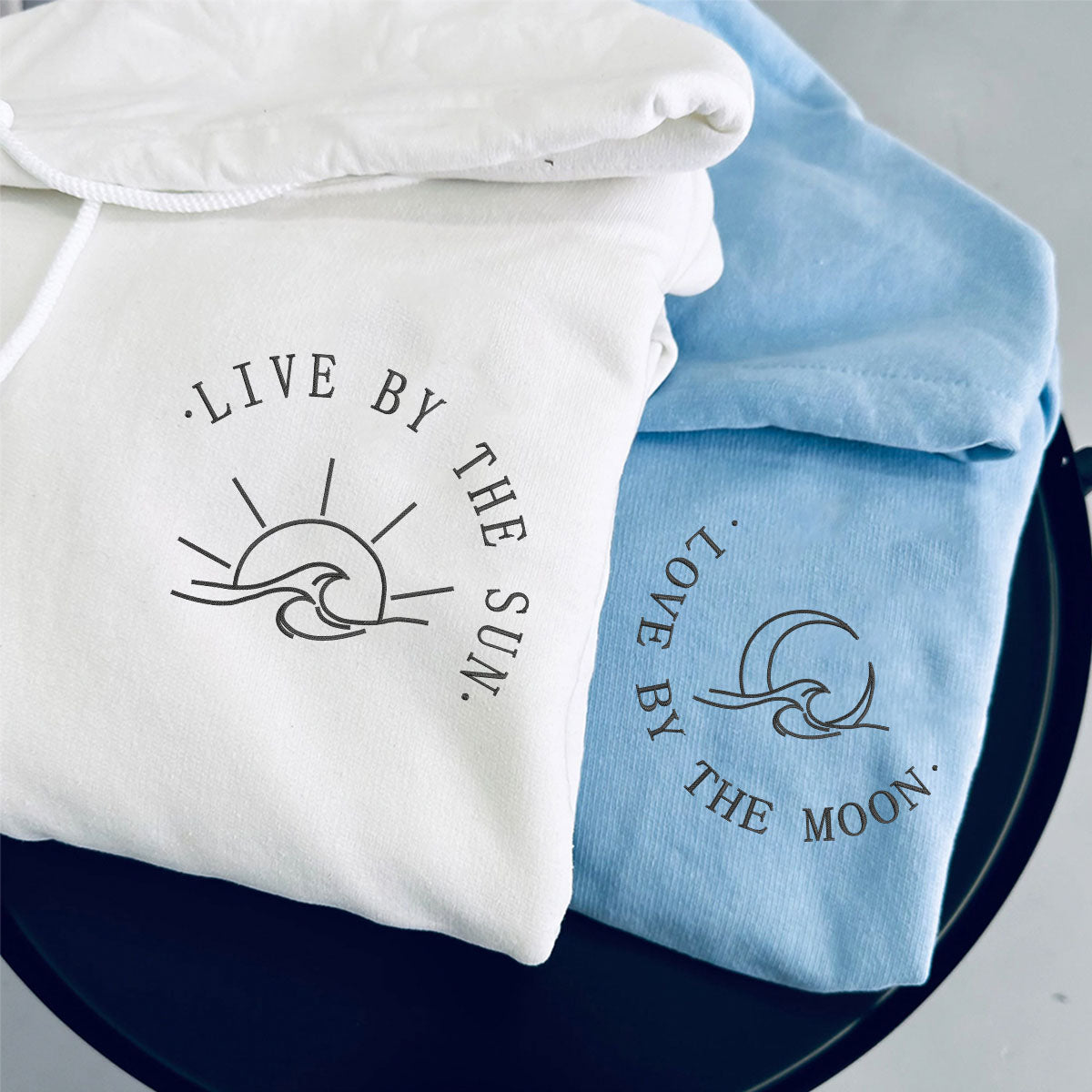 Individuell bestickte „Live by The Sun, Love by The Moon“-Kapuzenpullover für Paare