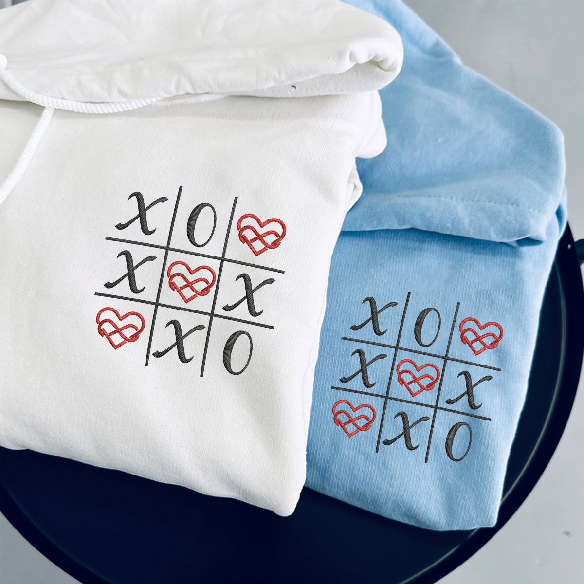 Individuell bestickte „Love Always Wins“-Kapuzenpullover für Paare