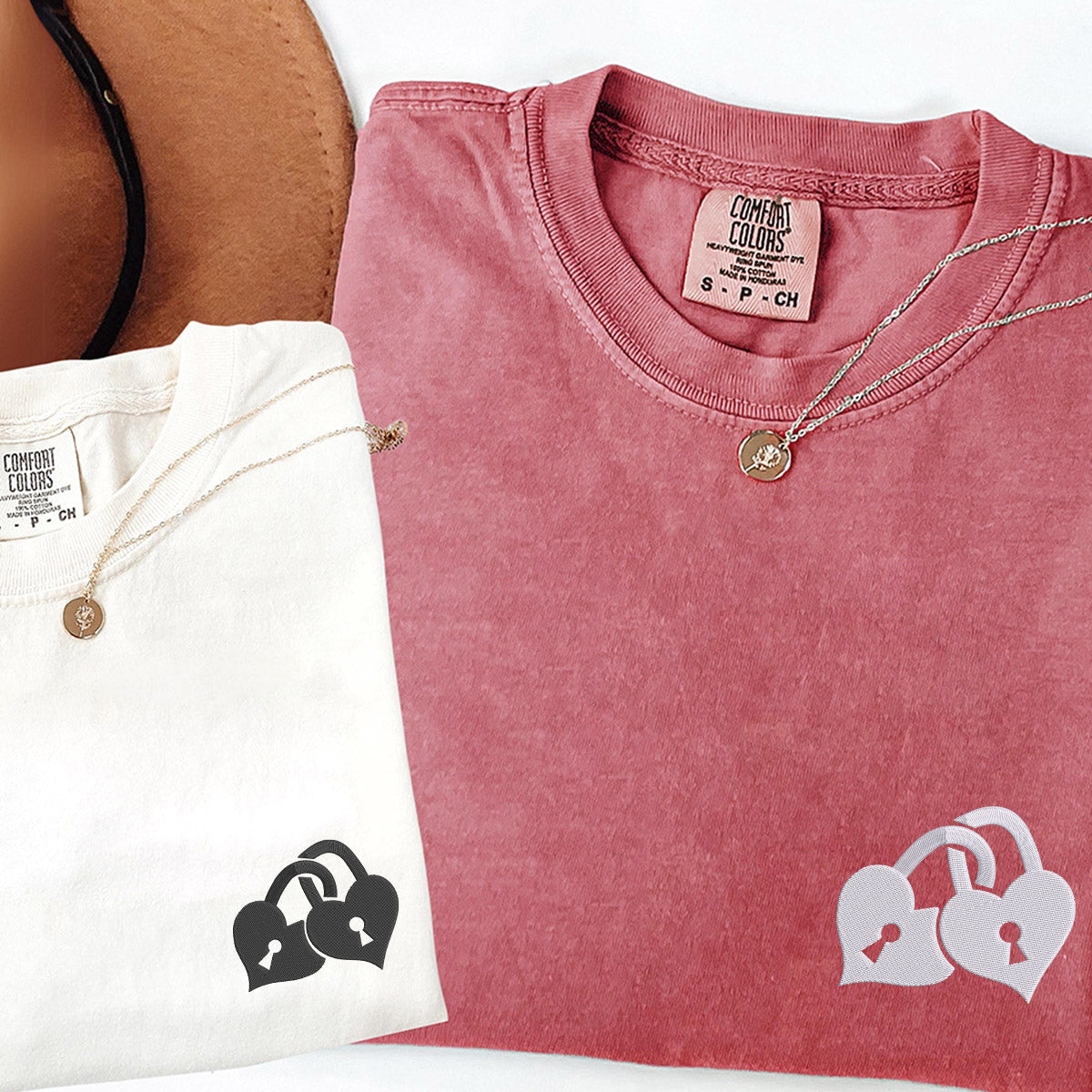 Individuell bestickte Liebes-Vorhängeschloss-T-Shirts für Paare