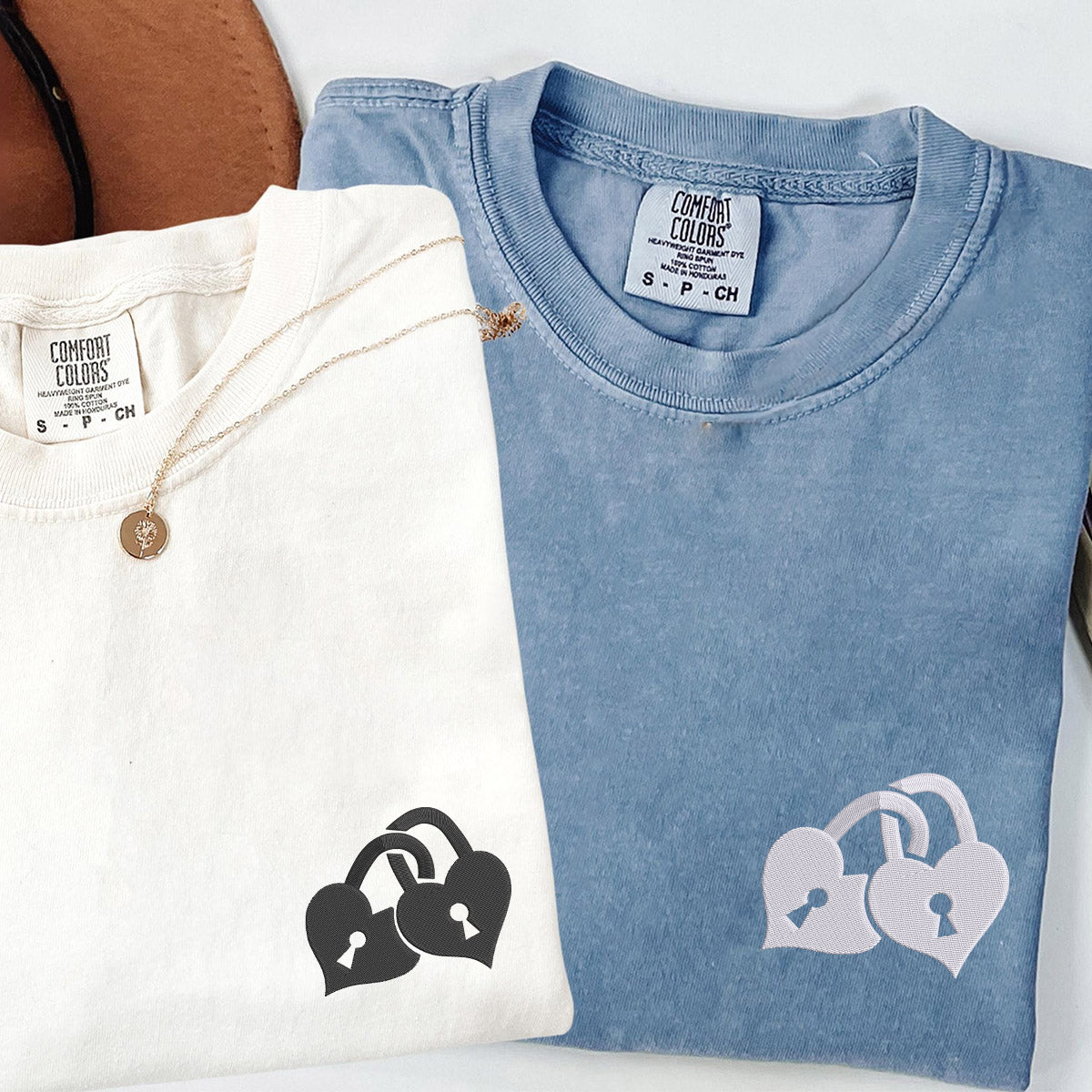 Individuell bestickte Liebes-Vorhängeschloss-T-Shirts für Paare